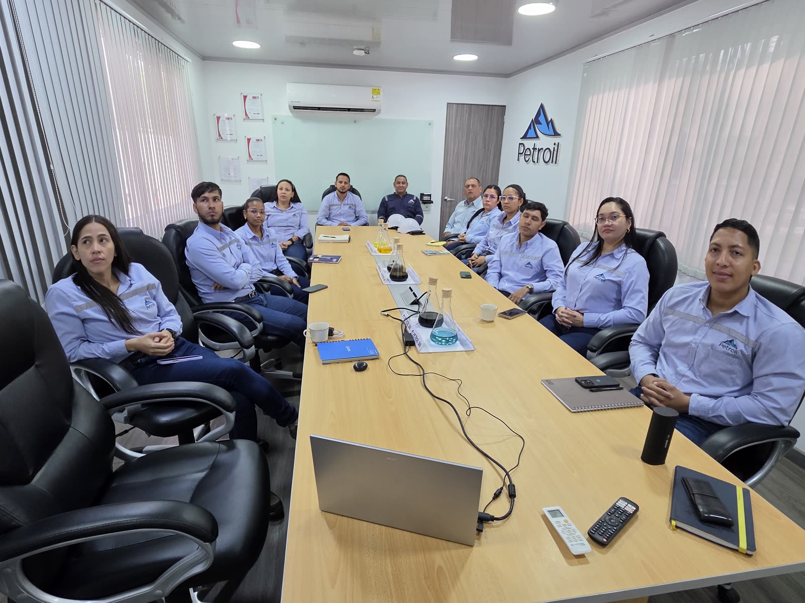 Reunión del equipo de Petroil en la sala de juntas de la refinería.