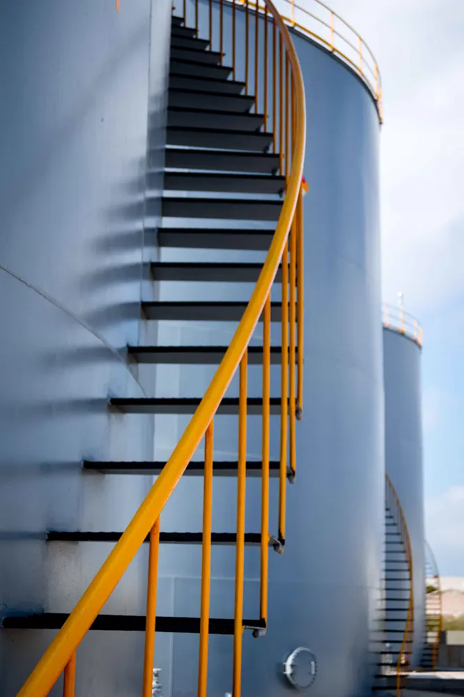 Escalera perimetral de uno de los tanques del terminal.