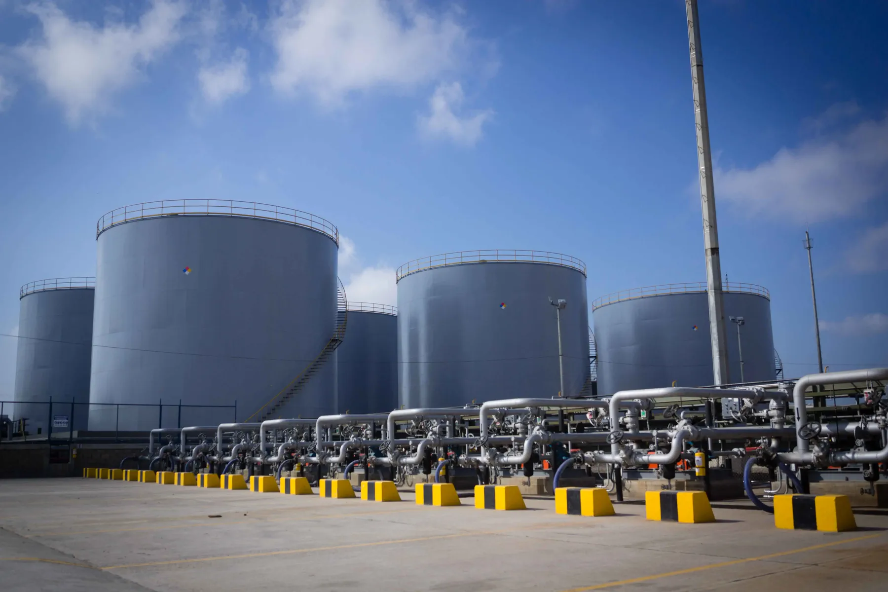 Tanques y líneas del terminal logístico de Esquivensa bajo el cielo de Barranquilla.