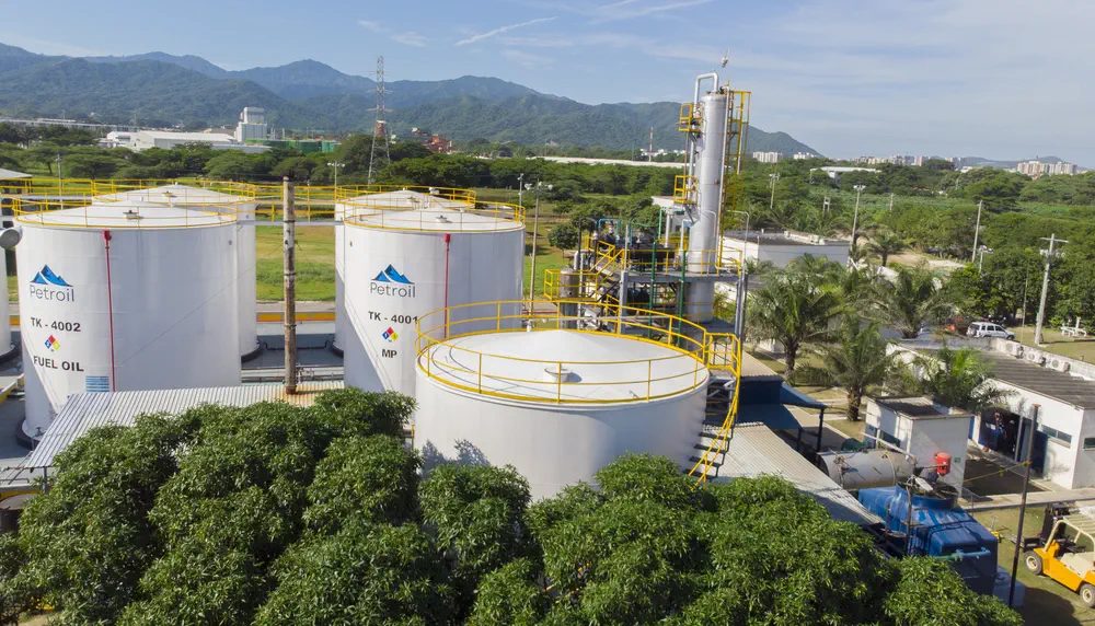 Tanques de la refinería con la Sierra Nevada de Santa Marta al fondo.