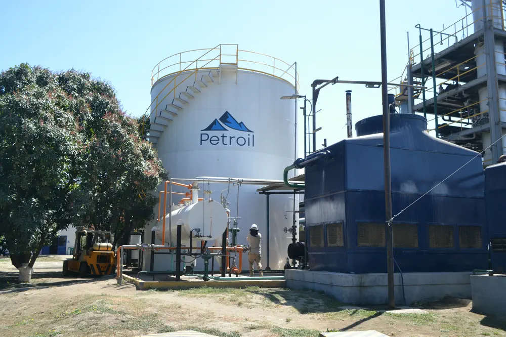 Tanque de almacenamiento junto a equipos de proceso.