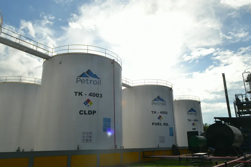 Tanques identificados por producto, con su rombo NFPA.