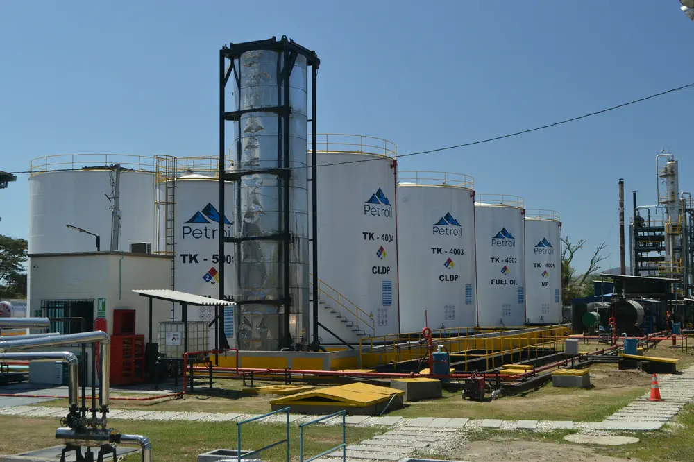 Tanques alineados en la bahía de la refinería.