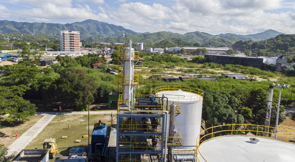 Columna de proceso y tanques en medio del entorno verde de Mamatoco.