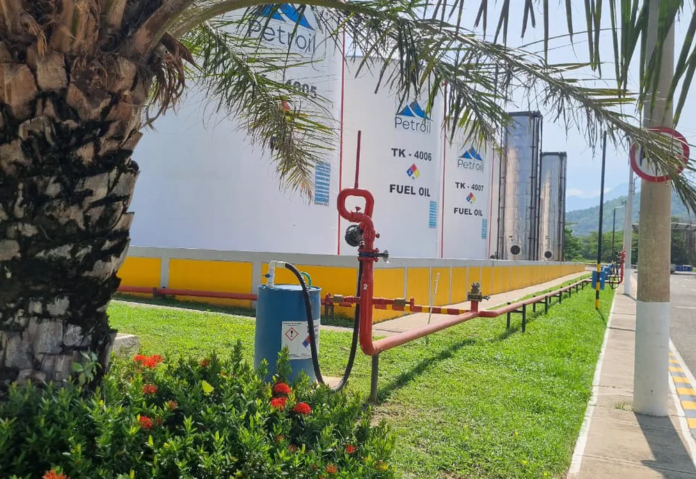 Hidrante de la red contra incendio entre los jardines y los tanques de la refinería.