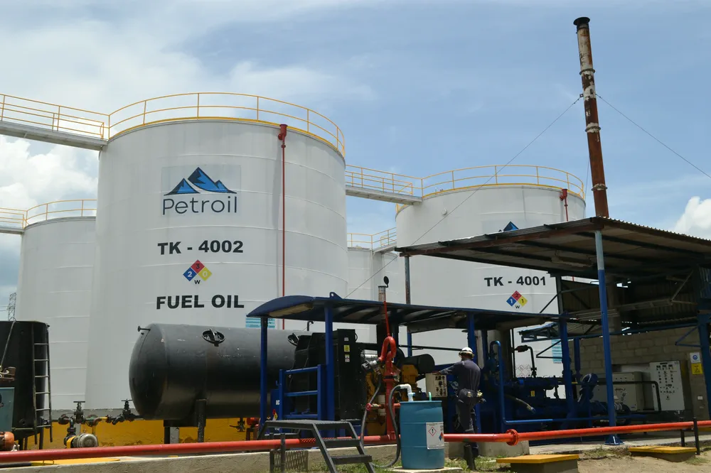 Tanque TK-4002 de Fuel Oil con su rombo NFPA y el dique de contención amarillo.