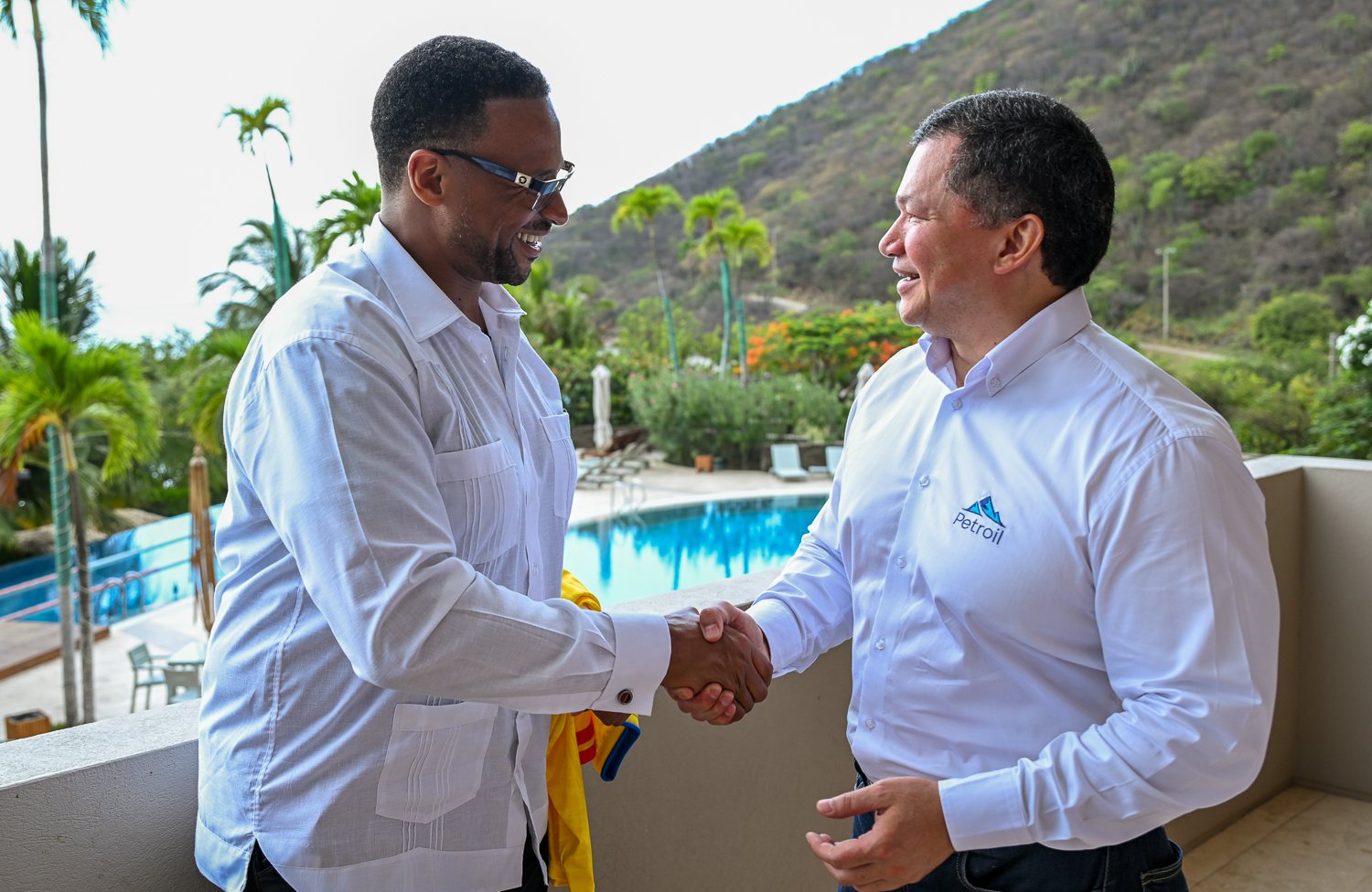 Saludo entre CDA Jarahn Hillsman y directivos de Petroil