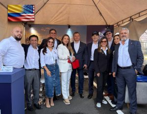 Ejecutivos de Petroil frente al stand institucional en Freedom 250 con banderas de Colombia y Estados Unidos