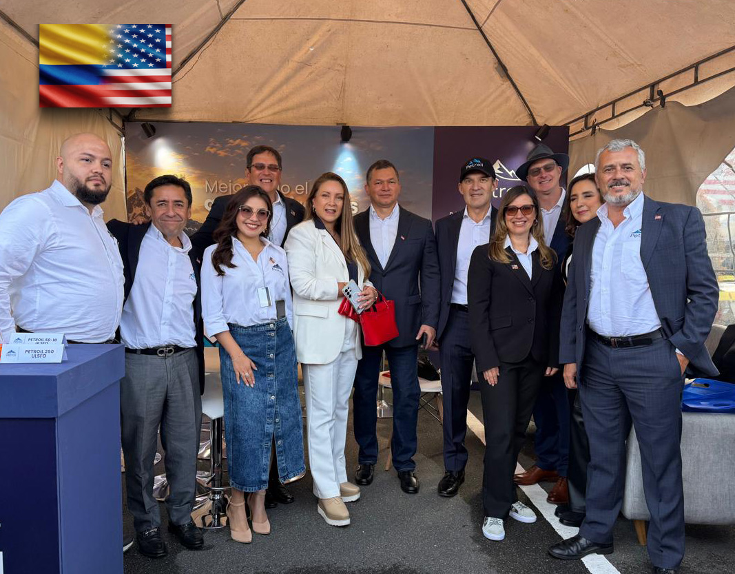 Ejecutivos de Petroil frente al stand institucional en Freedom 250 con banderas de Colombia y Estados Unidos